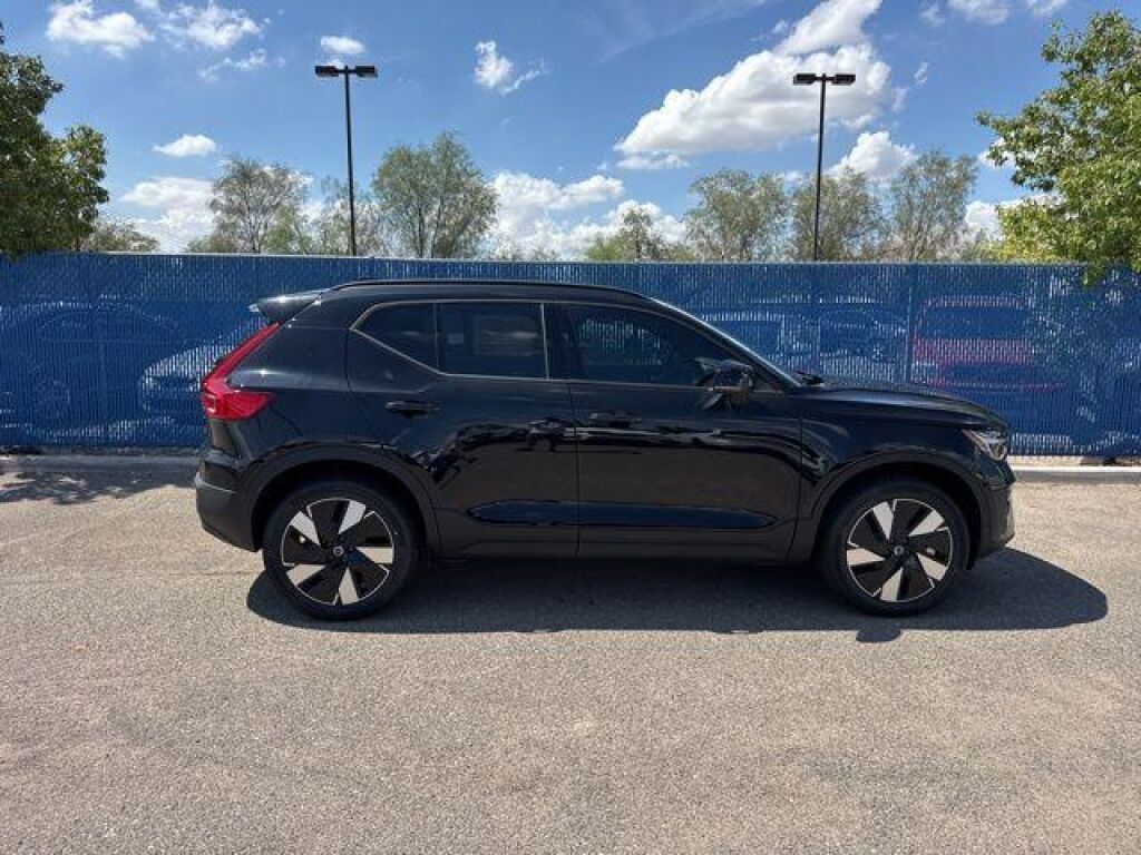 2025 Volvo EX40