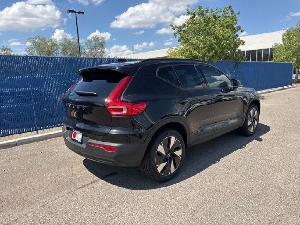 2025 Volvo EX40