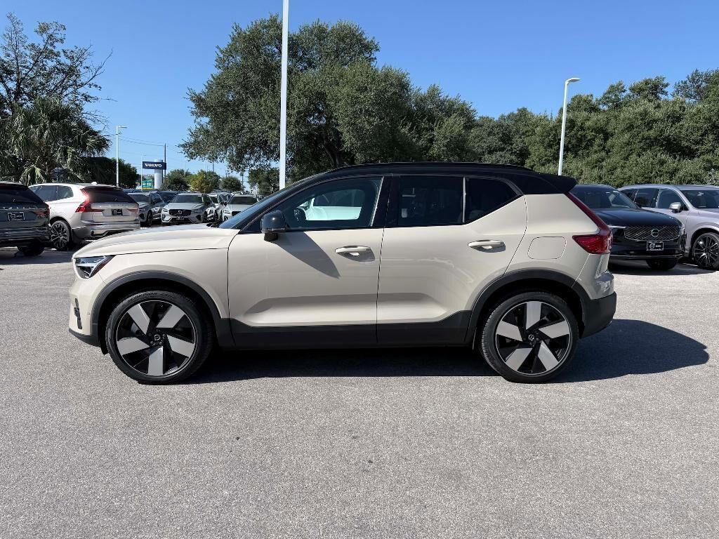 2025 Volvo EX40