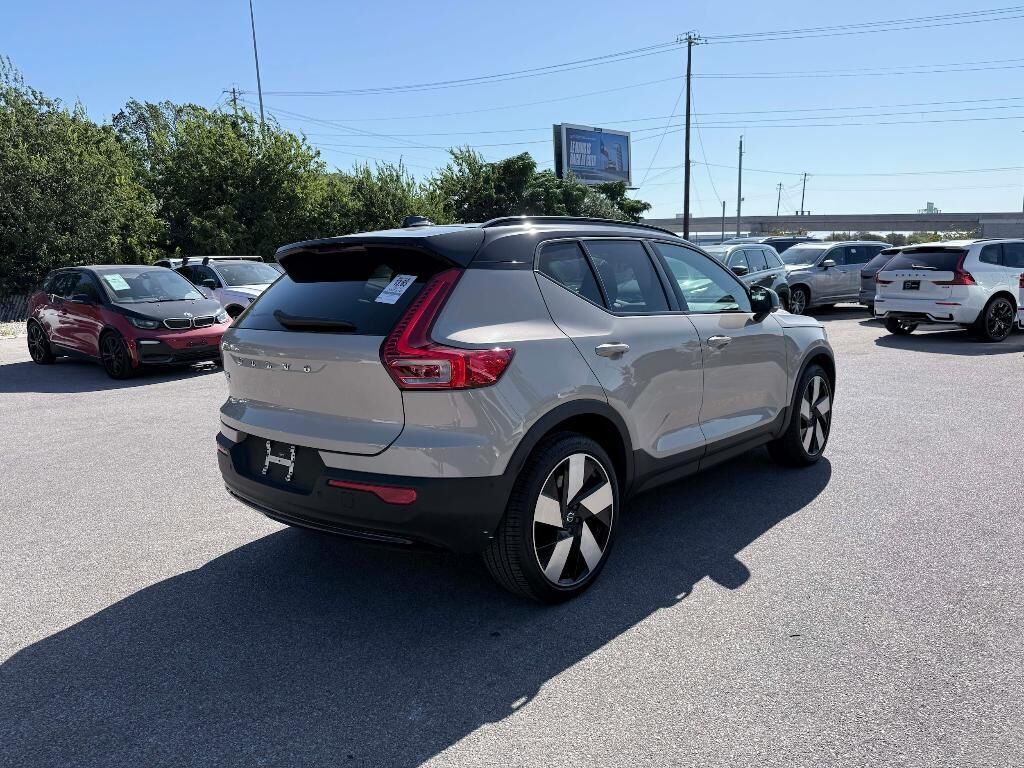 2025 Volvo EX40