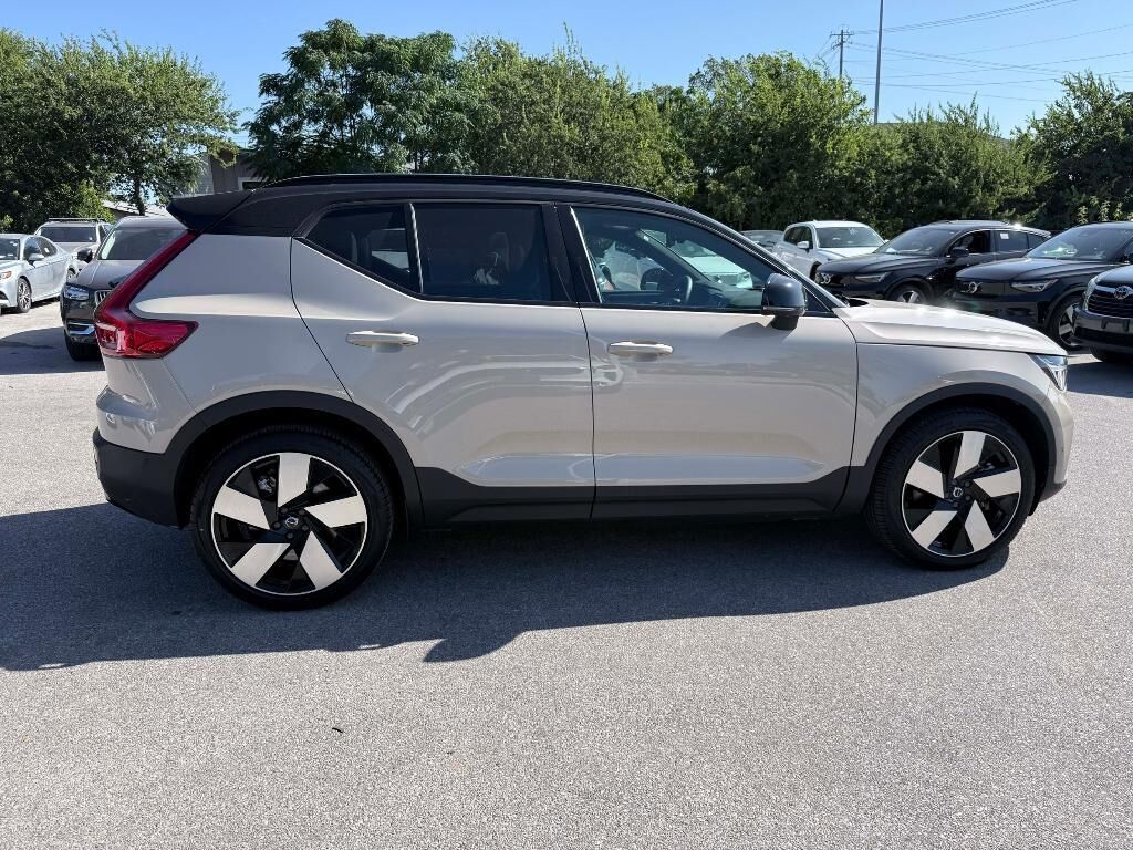 2025 Volvo EX40