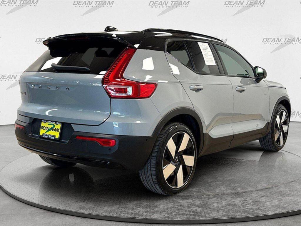 2025 Volvo EX40